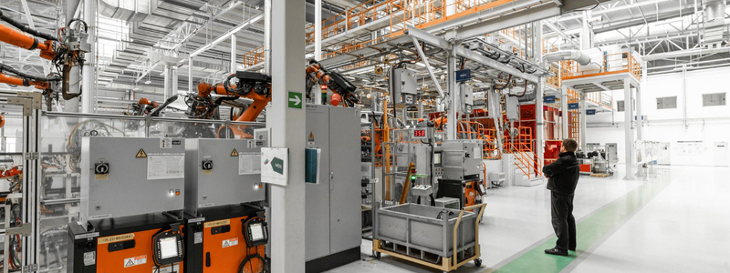 wnętrze zaawansowanej technologicznie fabryki